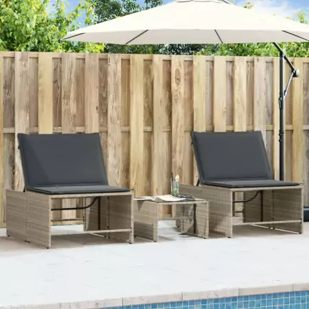 Lettini Prendisole 2pz con Tavolino Grigio Chiaro in Polyrattan